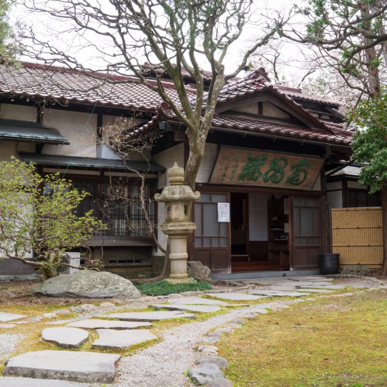 日本の和風の玄関アプローチ